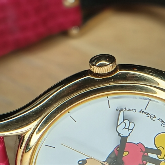 X RARE Seiko Ladies Mickey Mouse watch. 25mm Gold tone case 3 hand movement. - Picture 3 of 12